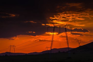 gökyüzü ve elektrik direkleri parlak günbatımı