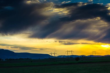 alan ve günbatımı gökyüzü elektrik direkleri 