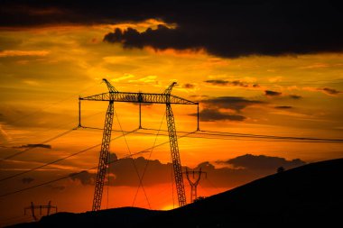 parlak kırmızı günbatımı gökyüzü ve elektrik direkleri