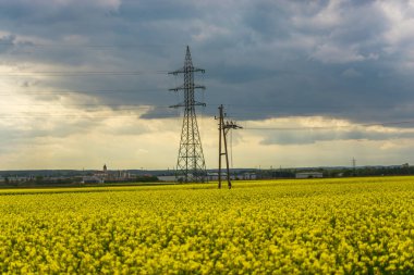 alan ve yağmurlu bulutlu gökyüzü elektrik direkleri 
