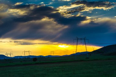 alandaki elektrik direkleri 