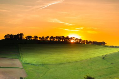 günbatımı gökyüzü güneş Parlatıcı ve alan manzara ile 