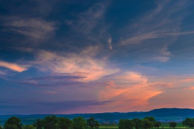 kırsal alan dağlar tepeler ile yukarıda gökyüzü günbatımı veya gündoğumu 