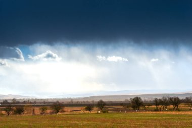 Hills bulutlu gökyüzü arka plan ile