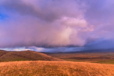 Alan bulutlu gökyüzü, doğal arka plan ile alacakaranlıkta.