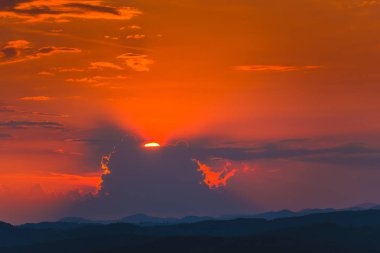 Alan bulutlu gökyüzü, doğal arka plan ile alacakaranlıkta.