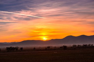 Alan bulutlu gökyüzü, doğal arka plan ile alacakaranlıkta.