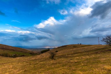 Hills bulutlu gökyüzü arka plan ile