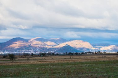 Hills bulutlu gökyüzü arka plan ile