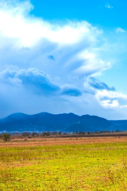 Hills bulutlu gökyüzü arka plan ile