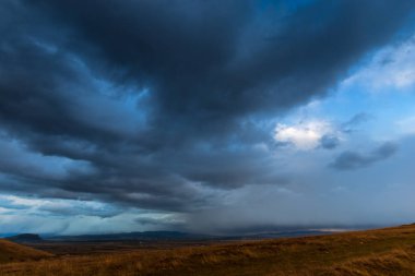 Alan bulutlu gökyüzü, doğal arka plan ile alacakaranlıkta.