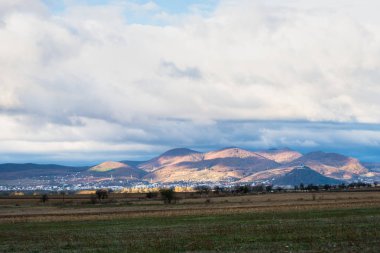 dağlar ve bulutlu gökyüzü ile doğal peyzaj 
