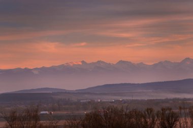 Alan bulutlu gökyüzü, doğal arka plan ile alacakaranlıkta.