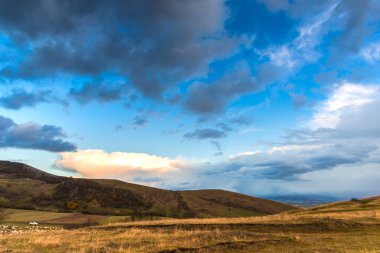 Sisli sonbahar tepeleri ve tarlaları