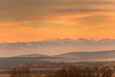 Alan bulutlu gökyüzü, doğal arka plan ile alacakaranlıkta.