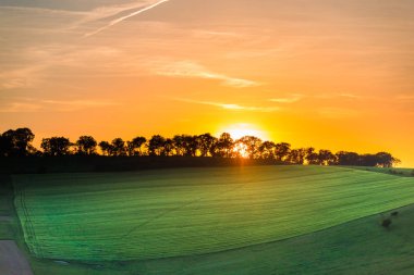 günbatımı gökyüzü güneş Parlatıcı ve alan manzara ile 