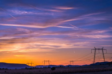 gökyüzü ve elektrik direkleri parlak günbatımı