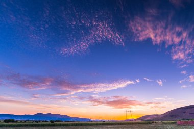 Yumuşak bulutlu gün batımı gökyüzü 