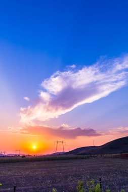 görkemli günbatımı gökyüzü ve elektrik direkleri 