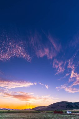 Yumuşak bulutlu gün batımı gökyüzü 