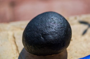 Zeminde siyah taşın yakın görünümü