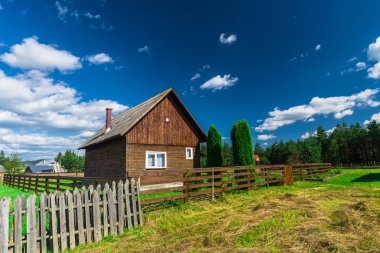 Dağlarda çitler ile kırsal evler