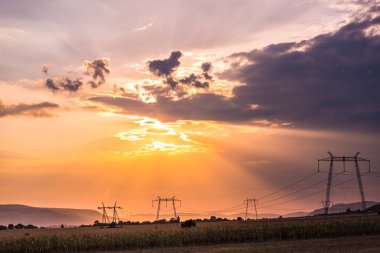 görkemli turuncu günbatımı gökyüzü ve elektrik direkleri 