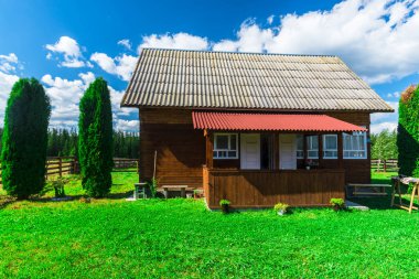 Dağlarda çitler ile kırsal evler