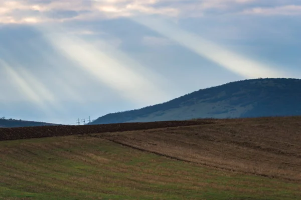 Kopce Oblohou Slunečních Paprsků Přírodní Pozadí — Stock fotografie