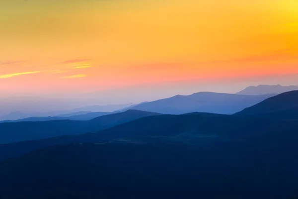 Горы Фоне Заката — стоковое фото