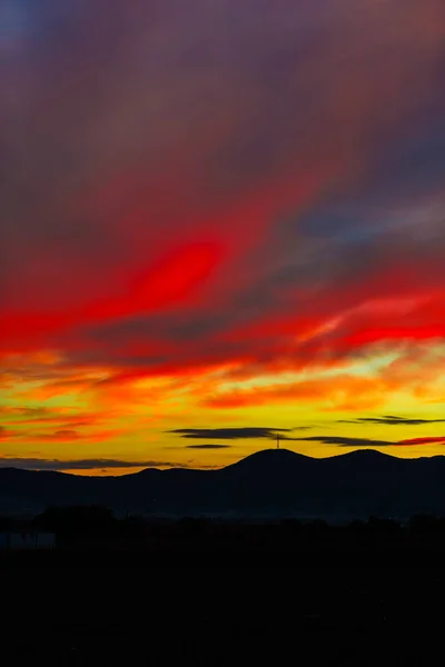 Dramatischer Abendsonnenuntergang Feld Mit Karminrotem Himmel — Stockfoto