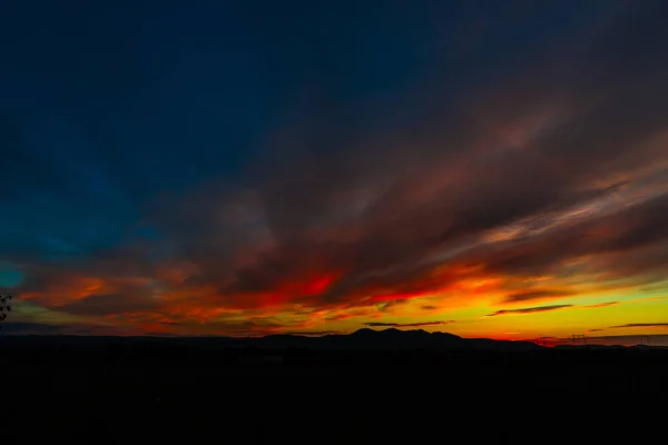 Pôr Sol Dramático Noite Campo Com Céu Carmesim — Fotografia de Stock