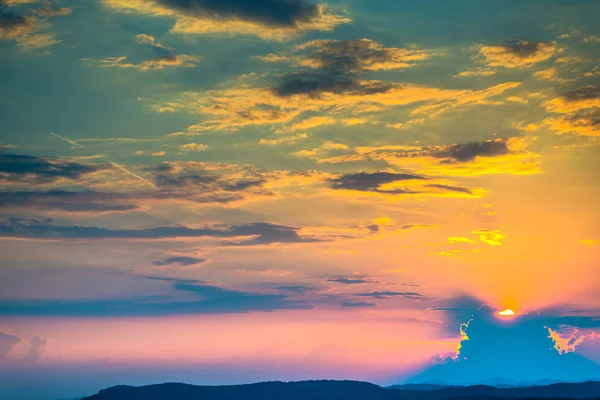 Krajobraz Terenowy Tłem Nieba Słońca — Zdjęcie stockowe