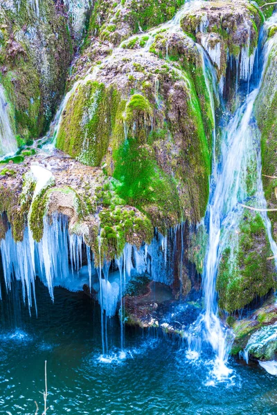 冬に冷凍の森の滝 — ストック写真