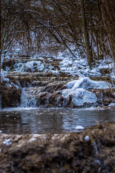 Mražené Lesní Vodopád Zimě — Stock fotografie