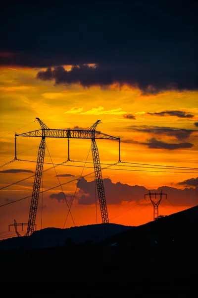 Leuchtend Roter Sonnenuntergang Himmel Und Strommasten — Stockfoto