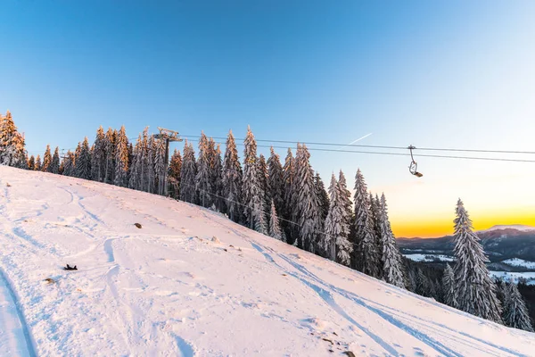Winterskigebiet Mit Liften Und Zartem Sonnenschein — Stockfoto