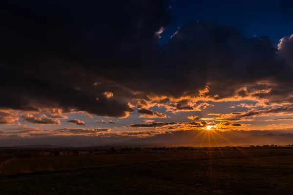 Campo Atardecer Con Cielo Nublado Fondo Natural — Foto de Stock