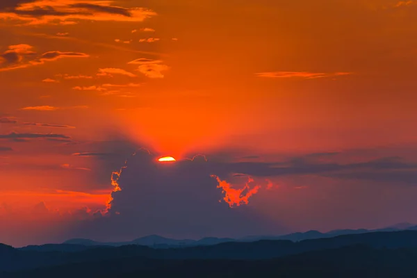 Alan Bulutlu Gökyüzü Doğal Arka Plan Ile Alacakaranlıkta — Stok fotoğraf