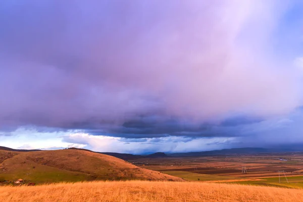 Campo Anoitecer Com Céu Nublado Fundo Natural — Fotografia de Stock