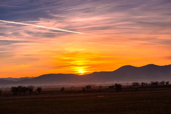 Alan bulutlu gökyüzü, doğal arka plan ile alacakaranlıkta.