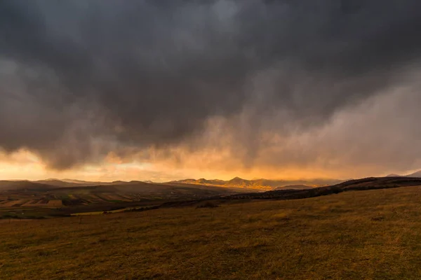 Fältet Skymningen Med Molnig Himmel Naturlig Bakgrund — Stockfoto