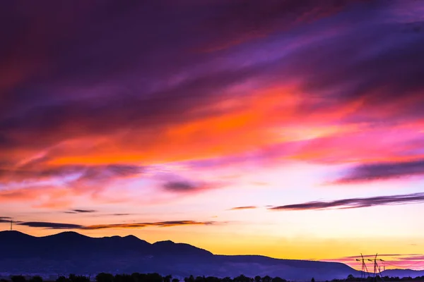 Campo Com Postes Elétricos Fundo Céu Por Sol — Fotografia de Stock