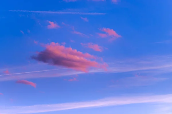 Sonnenuntergang Himmel Mit Flauschigen Wolken — Stockfoto