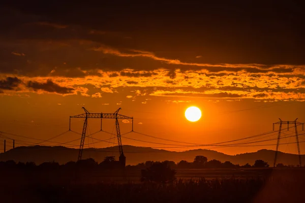 Majestatyczny Pomarańczowy Zachód Słońca Niebo Pole Elektryczne — Zdjęcie stockowe