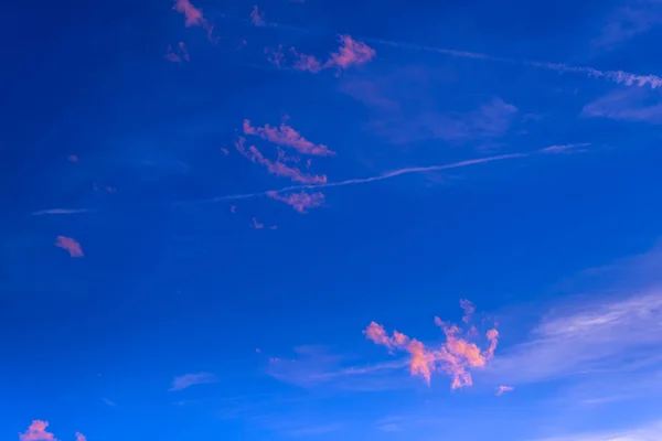 ふわふわの雲と夕日の空 — ストック写真