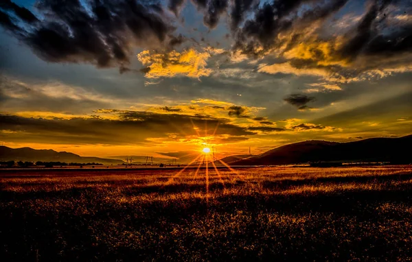 Оранжевое Солнце Закат Неба Облаками Холмами Пейзаж Горизонте — стоковое фото