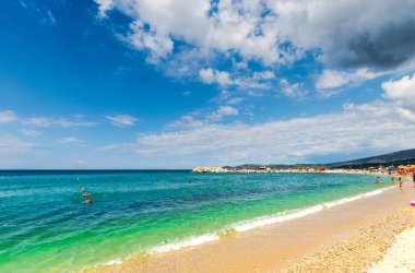 Zakynthos, Yunanistan - 31 Ağustos 2016: Açık deniz suyunun tadını çıkaran turistler.