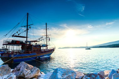 Kefalonia, Yunanistan - 11 Temmuz 2017: Fiskardo Körfezi'nde denizde tekneler.