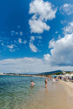 Zakynthos, Yunanistan - 31 Ağustos 2016: Açık deniz suyunun tadını çıkaran turistler.